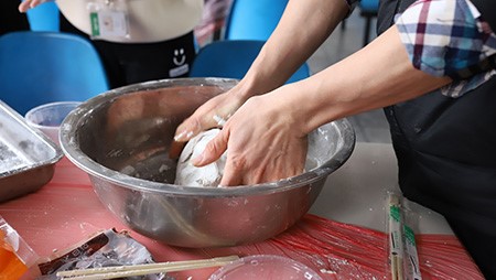 正月十五鬧元宵，歡歡喜喜包湯圓